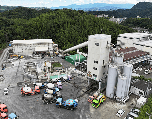 （1）生コン工場でコンクリートを製造して設置場所近傍の屋外ヤードまで運搬し、テトラポッドの型枠へ打ち込む